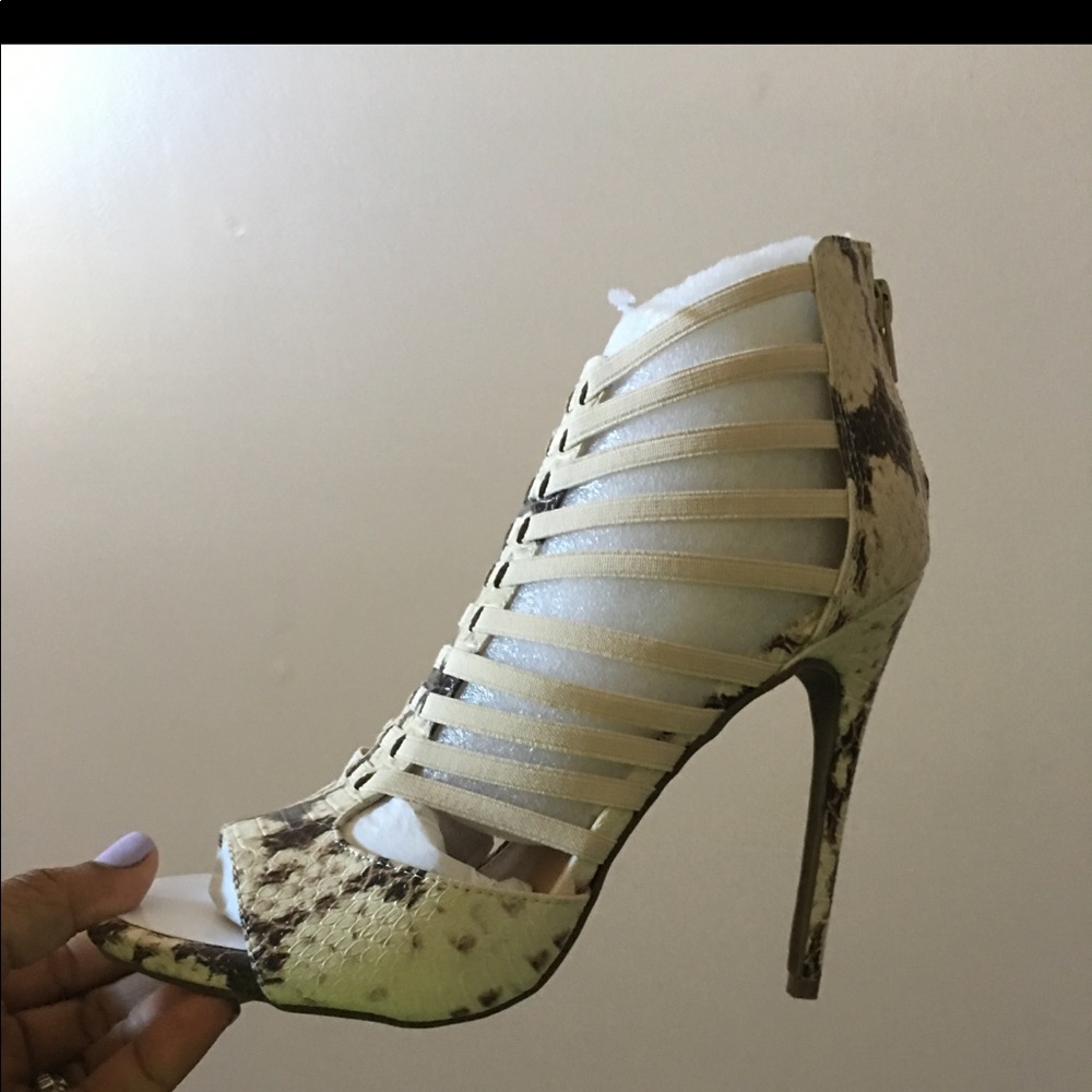 STEVE MADDEN NEVER WORE SIZE 10 BRAND NEW
